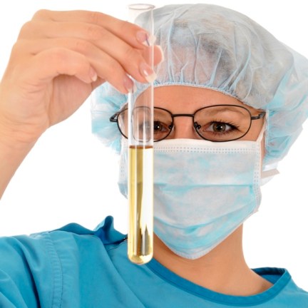 OP-Arzt mit Reagenzglas